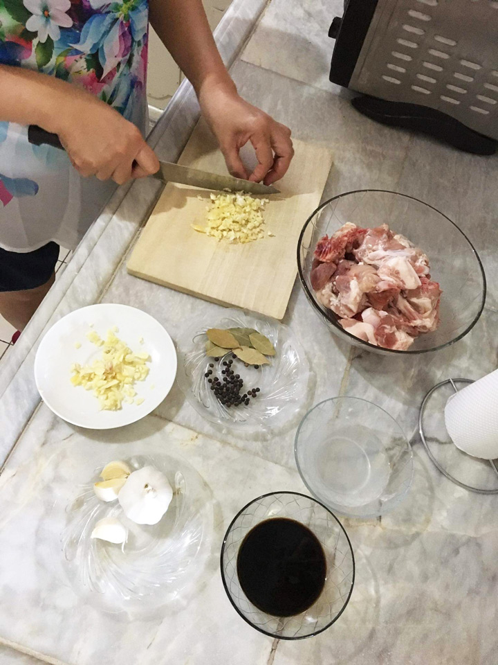 ニンニンさんがアドボを作る様子