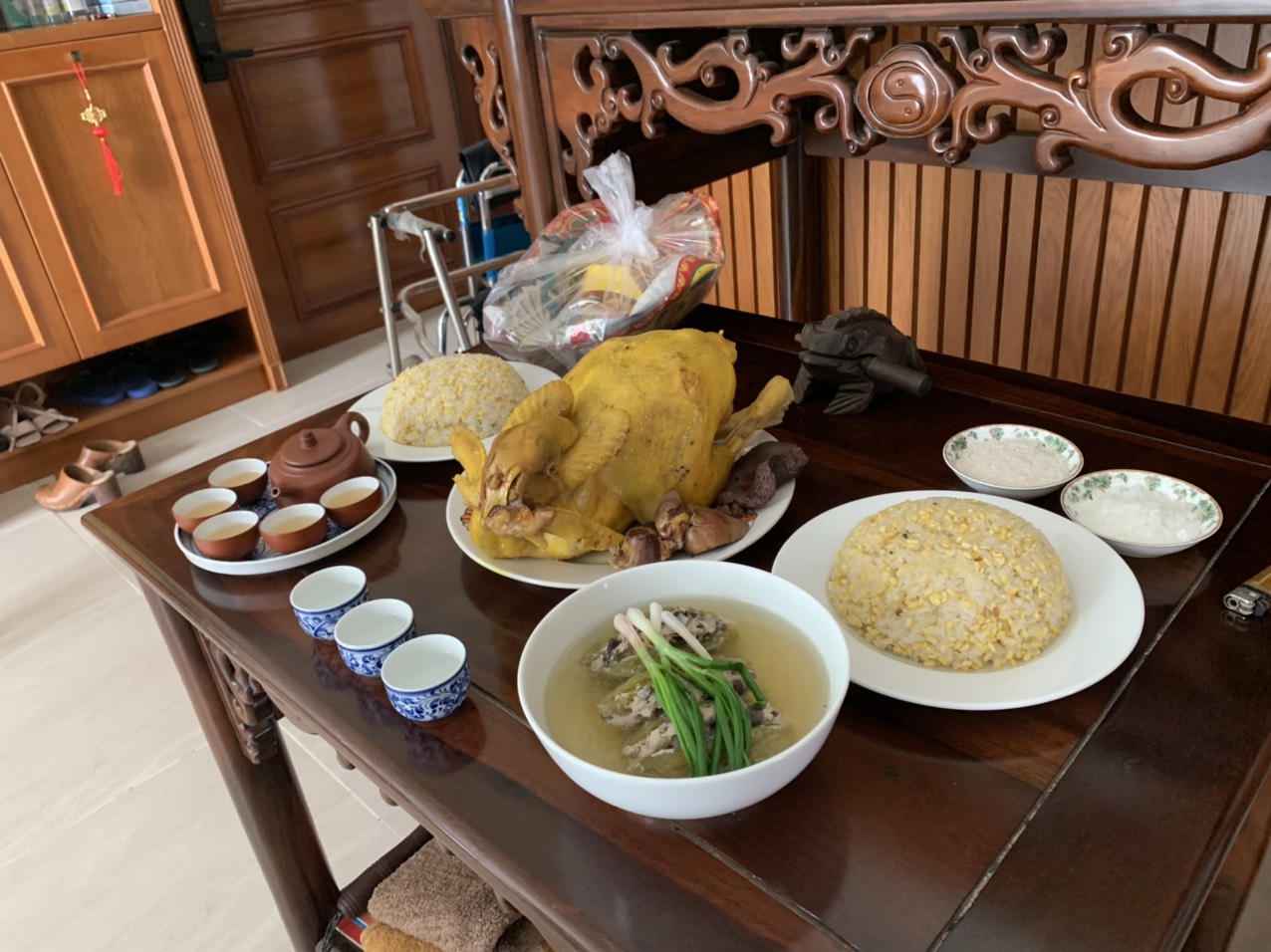 実家（ベトナム）のテト前の様子。ご先祖様へのお供え物の中にカインコークアも置いてある。